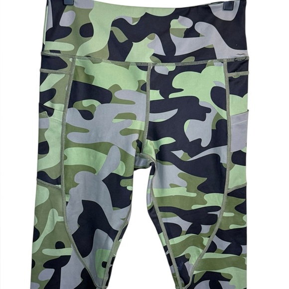 Zyia Active Green Camo Pocket Light n Tight Hi-Rise 7/8 leggings - Picture 3 of 8